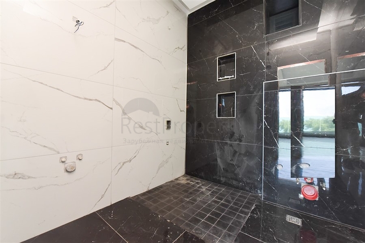 فيلا على البحر مباشرة -5 غرف وصالة -مسبح خاص -في كارجيجاك / الانيا 