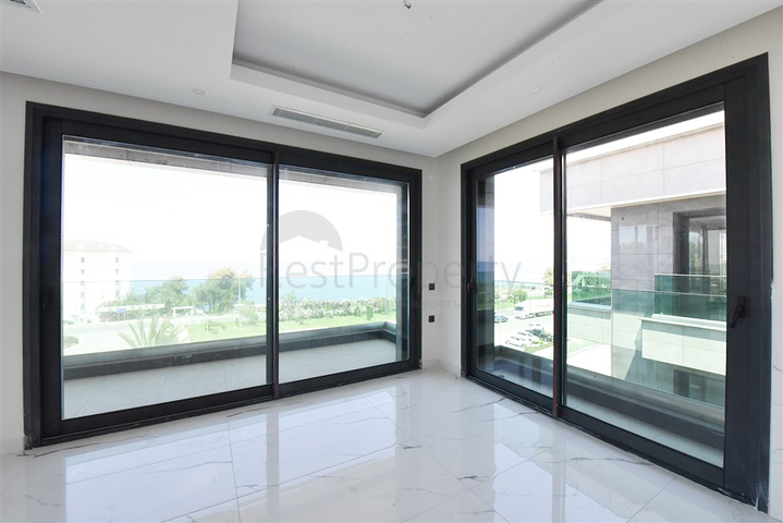 فيلا على البحر مباشرة -5 غرف وصالة -مسبح خاص -في كارجيجاك / الانيا 