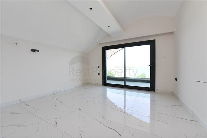 فيلا على البحر مباشرة -5 غرف وصالة -مسبح خاص -في كارجيجاك / الانيا 