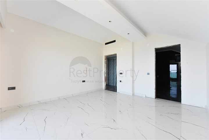 فيلا على البحر مباشرة -5 غرف وصالة -مسبح خاص -في كارجيجاك / الانيا 