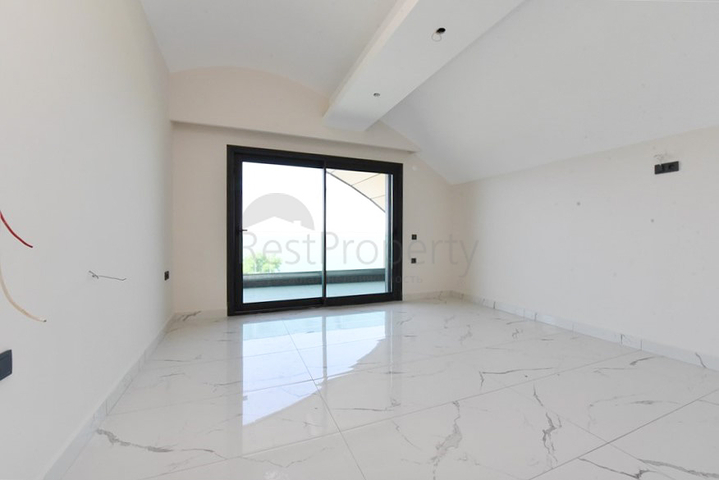 فيلا على البحر مباشرة -5 غرف وصالة -مسبح خاص -في كارجيجاك / الانيا 