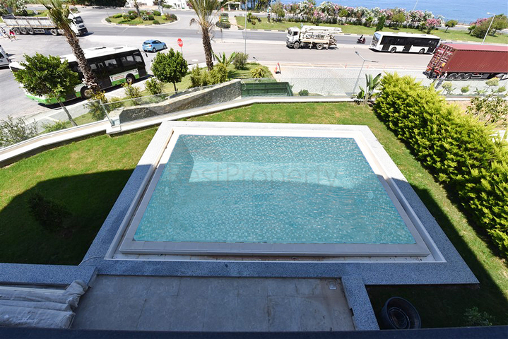 فيلا على البحر مباشرة -5 غرف وصالة -مسبح خاص -في كارجيجاك / الانيا 