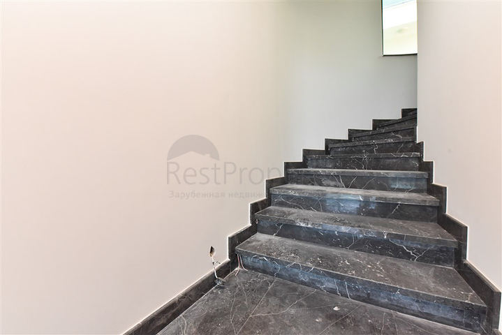 فيلا على البحر مباشرة -5 غرف وصالة -مسبح خاص -في كارجيجاك / الانيا 