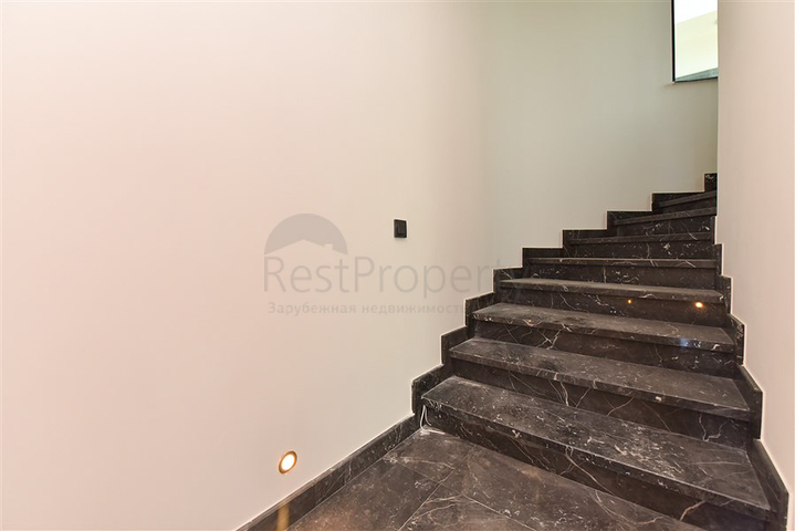 فيلا على البحر مباشرة -5 غرف وصالة -مسبح خاص -في كارجيجاك / الانيا 