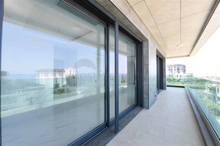 فيلا على البحر مباشرة -5 غرف وصالة -مسبح خاص -في كارجيجاك / الانيا 