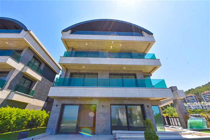 فيلا على البحر مباشرة -5 غرف وصالة -مسبح خاص -في كارجيجاك / الانيا 