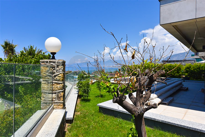 فيلا على البحر مباشرة -5 غرف وصالة -مسبح خاص -في كارجيجاك / الانيا 