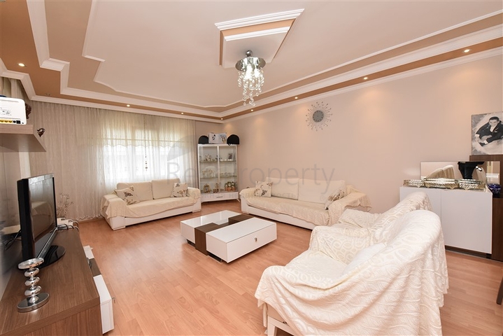 شقة عائلية واسعة - 3 غرف وصالة مفروشة - في مركز الانيا 