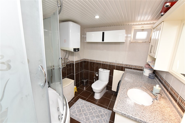 شقة عائلية واسعة - 3 غرف وصالة مفروشة - في مركز الانيا 