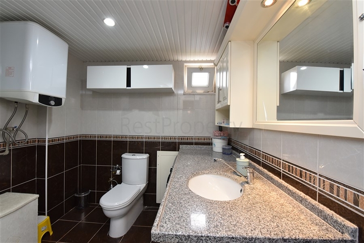 شقة عائلية واسعة - 3 غرف وصالة مفروشة - في مركز الانيا 