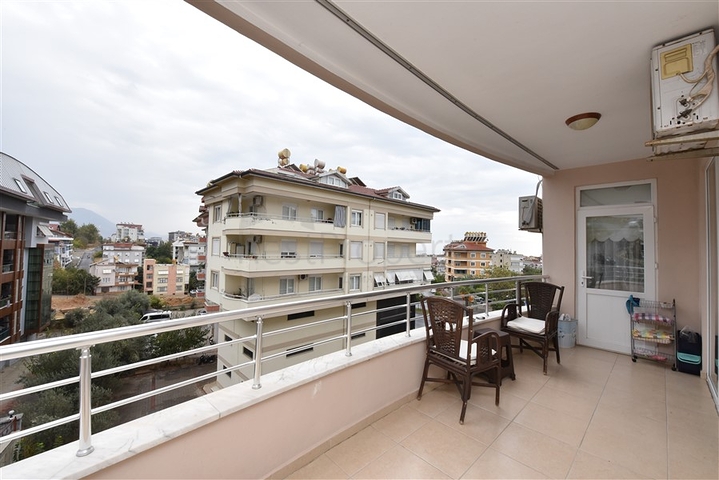 شقة عائلية واسعة - 3 غرف وصالة مفروشة - في مركز الانيا 