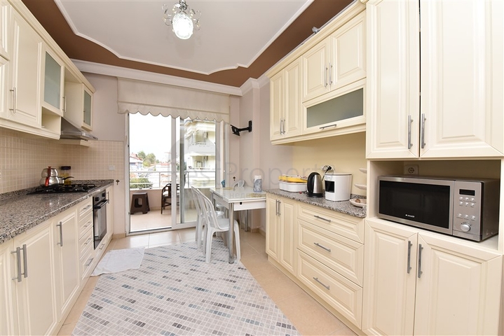 شقة عائلية واسعة - 3 غرف وصالة مفروشة - في مركز الانيا 