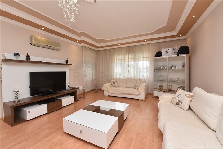 شقة عائلية واسعة - 3 غرف وصالة مفروشة - في مركز الانيا 