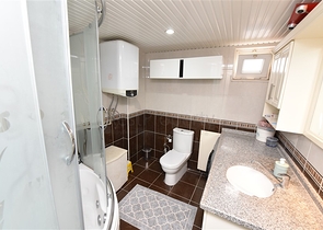 شقة عائلية واسعة - 3 غرف وصالة مفروشة - في مركز الانيا 