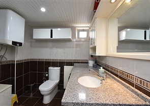 شقة عائلية واسعة - 3 غرف وصالة مفروشة - في مركز الانيا 