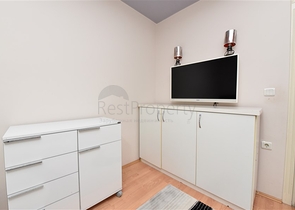 شقة عائلية واسعة - 3 غرف وصالة مفروشة - في مركز الانيا 