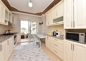 شقة عائلية واسعة - 3 غرف وصالة مفروشة - في مركز الانيا 