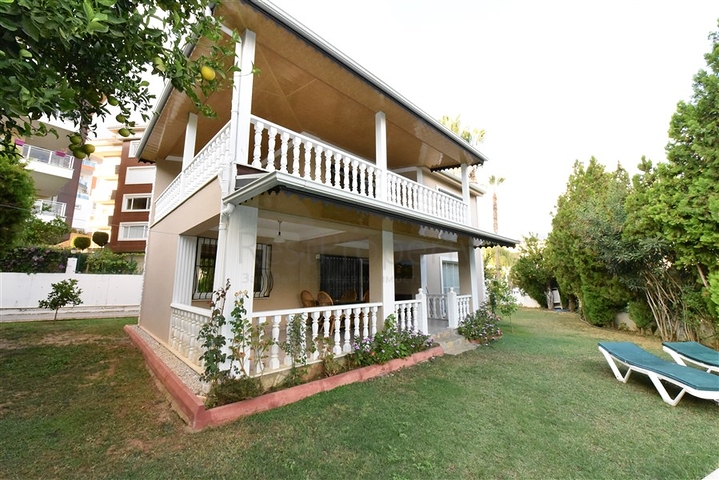 فيلا للبيع في اوبا - اربع غرف وصالة -مفروشة - الانيا 