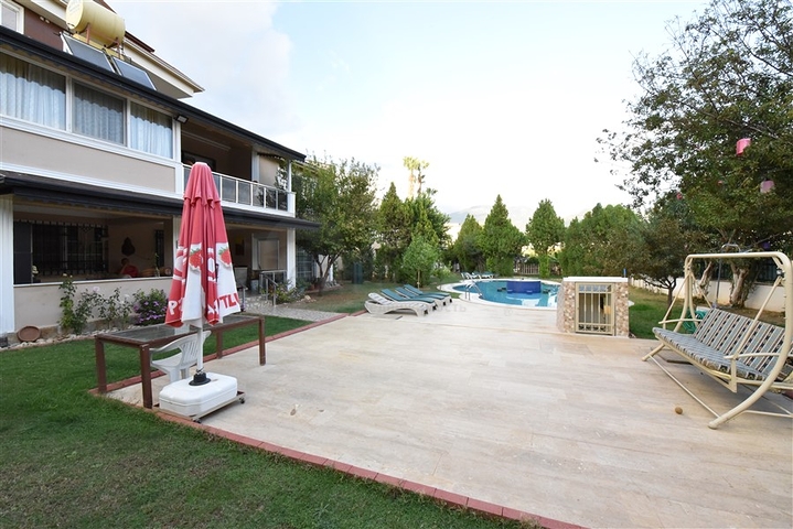 فيلا للبيع في اوبا - اربع غرف وصالة -مفروشة - الانيا 