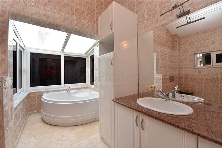 فيلا للبيع في اوبا - اربع غرف وصالة -مفروشة - الانيا 