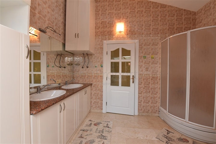 فيلا للبيع في اوبا - اربع غرف وصالة -مفروشة - الانيا 