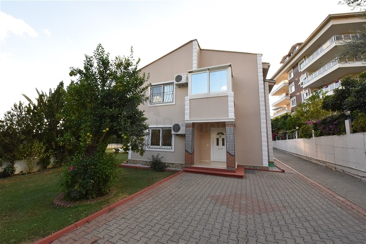 فيلا للبيع في اوبا - اربع غرف وصالة -مفروشة - الانيا 