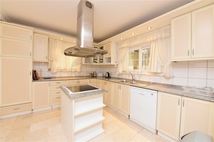 فيلا للبيع في اوبا - اربع غرف وصالة -مفروشة - الانيا 