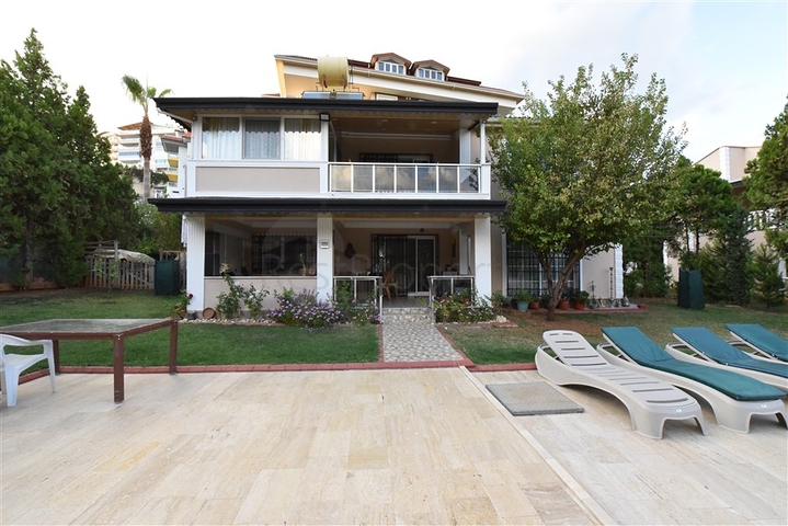 فيلا للبيع في اوبا - اربع غرف وصالة -مفروشة - الانيا 