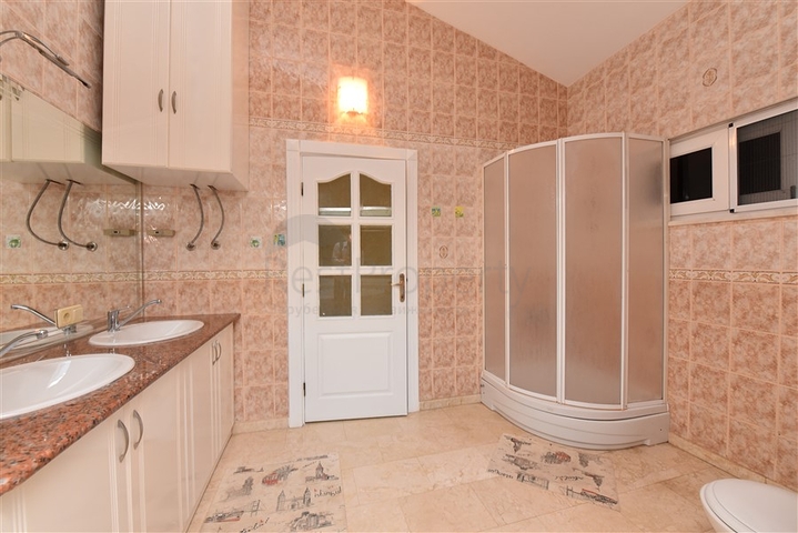 فيلا للبيع في اوبا - اربع غرف وصالة -مفروشة - الانيا 