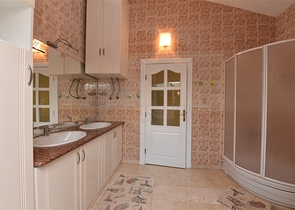 فيلا للبيع في اوبا - اربع غرف وصالة -مفروشة - الانيا 