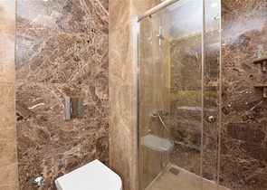 شقة غرفتين وصالة قريبة من البحر في مركز الانيا 