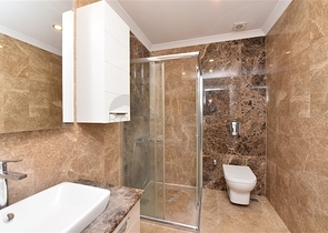 شقة غرفتين وصالة قريبة من البحر في مركز الانيا 