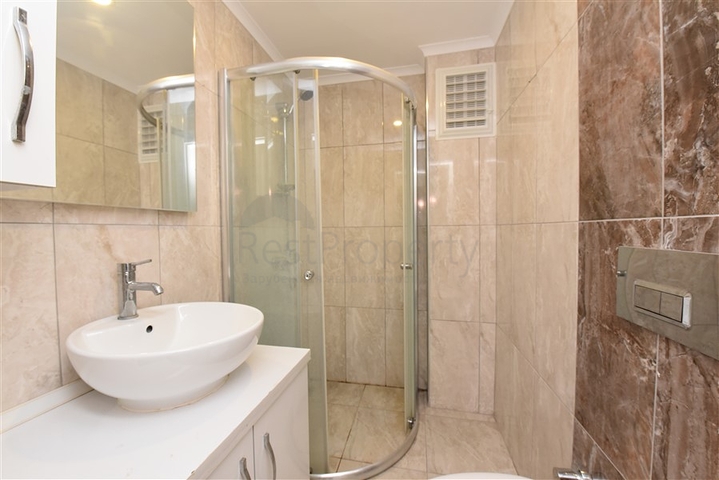 شقة للبيع في الانيا -قريبة من البحر والاسواق -في منطقة اوبا 