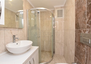 شقة للبيع في الانيا -قريبة من البحر والاسواق -في منطقة اوبا 