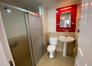 شقة اطلالة بحر في الانيا - تصميم 2 غرفة وصالة - اثاث انيق -في محمودلار / الانيا 