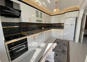 شقة اطلالة بحر في الانيا - تصميم 2 غرفة وصالة - اثاث انيق -في محمودلار / الانيا 