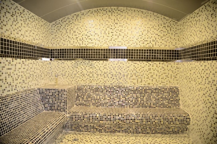 شقة واسعة غرفة وصالة -ضمن مجمع يضم خدمات -في محمودلار / الانيا