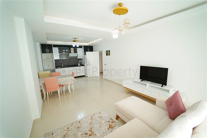 شقة واسعة غرفة وصالة -ضمن مجمع يضم خدمات -في محمودلار / الانيا