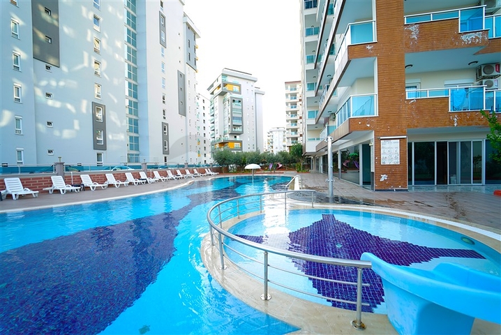 شقة واسعة غرفة وصالة -ضمن مجمع يضم خدمات -في محمودلار / الانيا