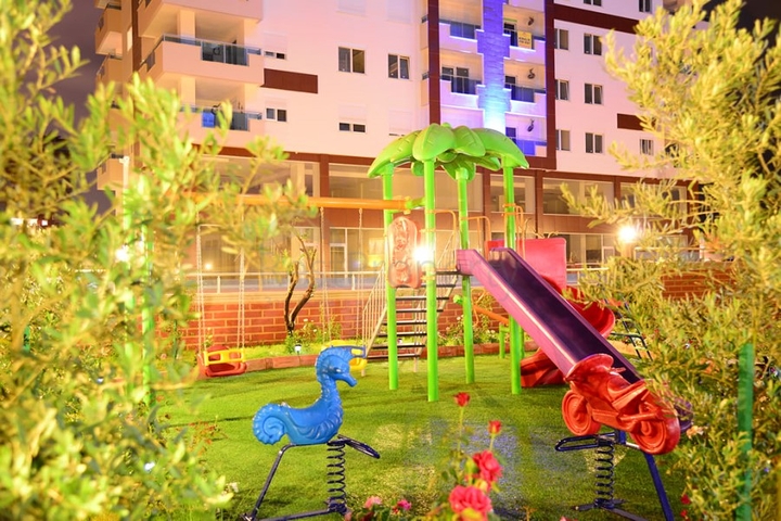 شقة واسعة غرفة وصالة -ضمن مجمع يضم خدمات -في محمودلار / الانيا