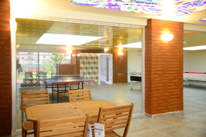 شقة واسعة غرفة وصالة -ضمن مجمع يضم خدمات -في محمودلار / الانيا