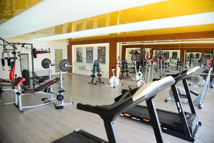 شقة واسعة غرفة وصالة -ضمن مجمع يضم خدمات -في محمودلار / الانيا