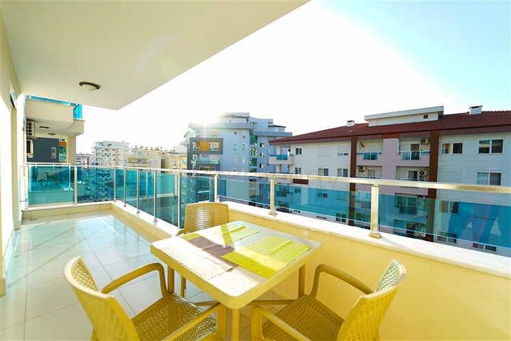 شقة واسعة غرفة وصالة -ضمن مجمع يضم خدمات -في محمودلار / الانيا