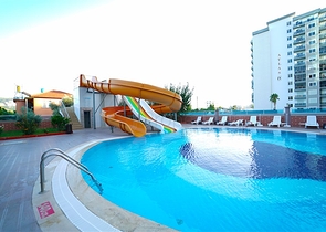 شقة واسعة غرفة وصالة -ضمن مجمع يضم خدمات -في محمودلار / الانيا