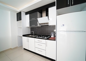 شقة واسعة غرفة وصالة -ضمن مجمع يضم خدمات -في محمودلار / الانيا