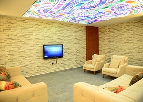 شقة واسعة غرفة وصالة -ضمن مجمع يضم خدمات -في محمودلار / الانيا