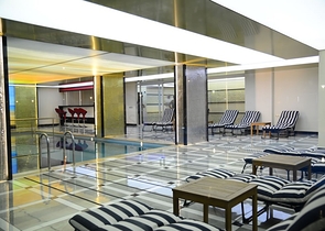 شقة واسعة غرفة وصالة -ضمن مجمع يضم خدمات -في محمودلار / الانيا