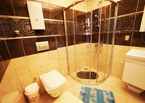 شقة واسعة غرفة وصالة -ضمن مجمع يضم خدمات -في محمودلار / الانيا