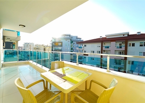 شقة واسعة غرفة وصالة -ضمن مجمع يضم خدمات -في محمودلار / الانيا