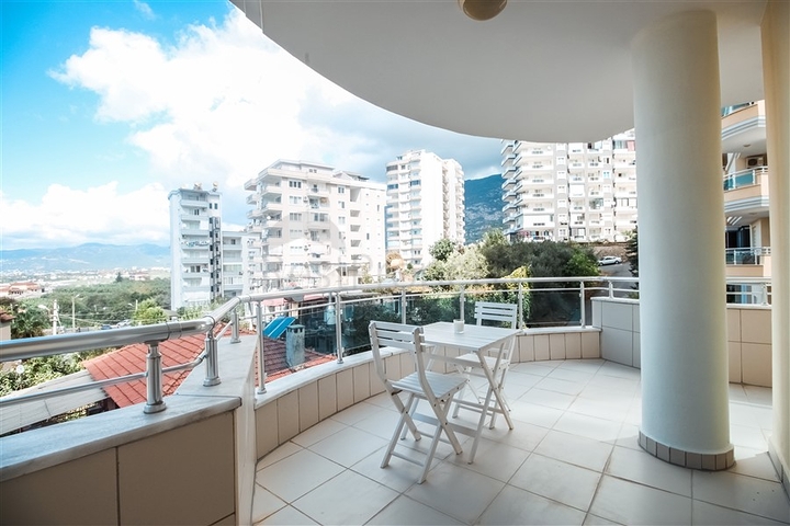 شقة عائلية واسعة -3 غرف وصالة -مجمع يضم خدمات -في محمودلار /الانيا 